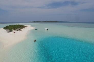 هتل Thoddoo Beach Holiday Inn