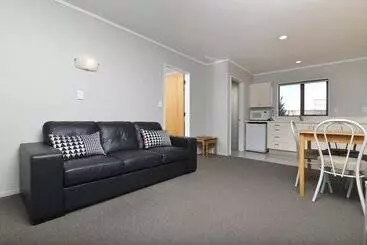 Отель Knightsbridge Court Motor Lodge