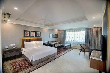 בית מלון כפרי Mayfair Lake Resort