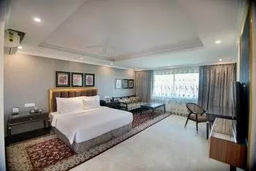 Hotelli Mayfair Lake Resort