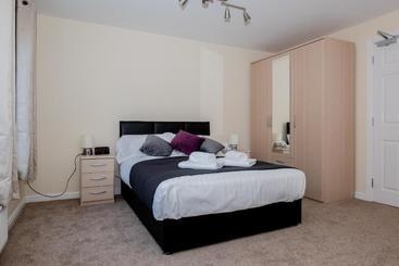 6bedroom Contractor House With 6 Bathrooms, Free Wifi And Parking  Kennedy House By Your Lettings Pe