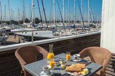 ホテル Hôtel Les Trois Voiles