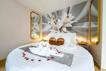Pensjonat Studio Romantique Jacuzzi Ou Spa Balneo Privatif Et Jardin Au Temps Des Cerises La Ciotat