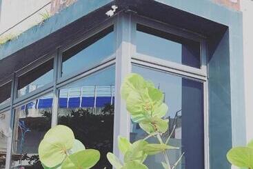 تختخواب و صبحانه Come Sit Hostel