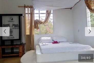 Hotel Sea Front Mafia Lodge