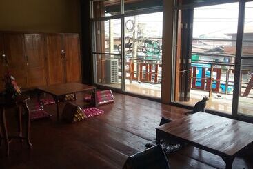 Arunrat Guesthouse Hostel