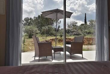 Chambres D Hotes, B&b Climatisees La Borrellienne