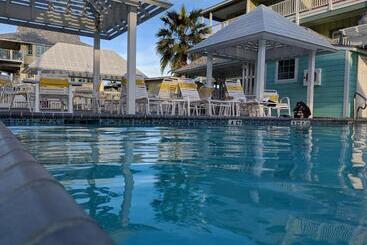 هتل Seashell Village Resort Near The Beach With Kitchens