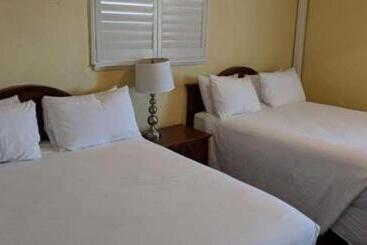 هتل Seashell Village Resort Near The Beach With Kitchens