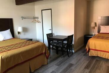 مُتل Manhattan Inn & Suites