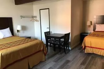 Motelli Manhattan Inn & Suites