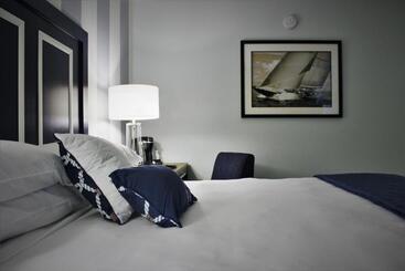 Marker 8 Hotel And Marina