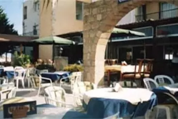 Petsas Apartments & Tavern