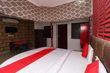 هتل D' Seasons By Oyo Rooms