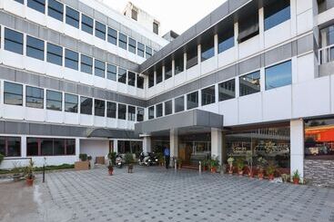 Hotel Ni Ambaari Elite By Oyo Rooms