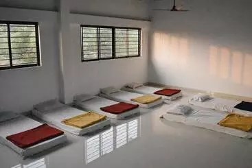 Iroomz Hotel Gananjaya   Hostel