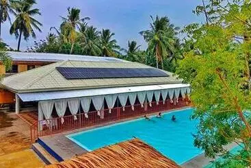 Hotelli Iloilo Paraw Beach Resort
