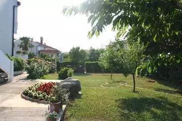 ツーリストアパートメント Apartments Villa Falcon