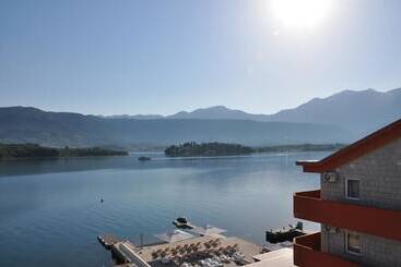 آپارتمانهای توریستها Adeona Apartments On The Beach