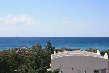 مسافرخانه Morello Beach