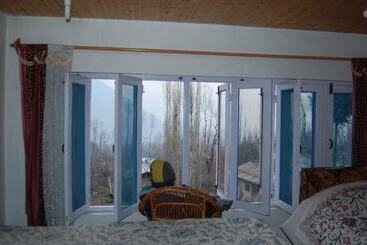 Отель Calm Holiday Inn