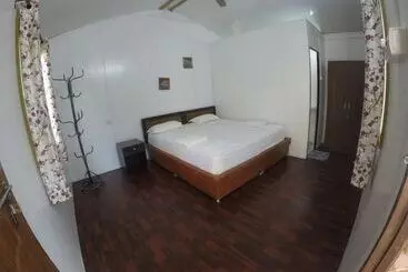 Hotel Regina Residency Cottages