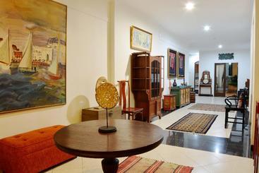 Hotel Zen Rooms Chic Home Kemang