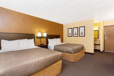 فندق Americinn By Wyndham West Bend