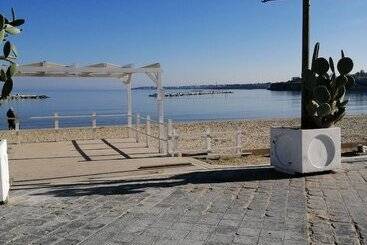 تختخواب و صبحانه Travel And Living