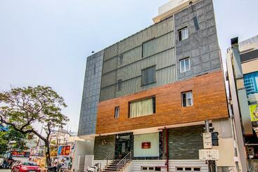 호텔 Capital O 10823 Pratibha Grand