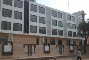 Wingston A Treehouse Hotel Goverdhan