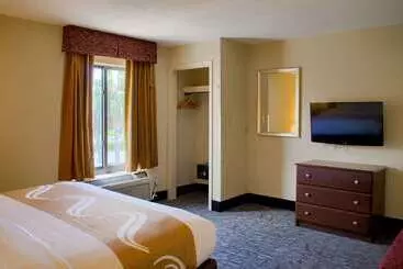 هتل Quality Inn & Suites At Airport Blvd I65
