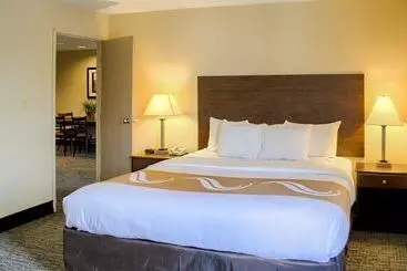 Отель Quality Inn & Suites At Airport Blvd I65