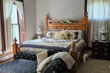 1873 Victorian Rose B & B