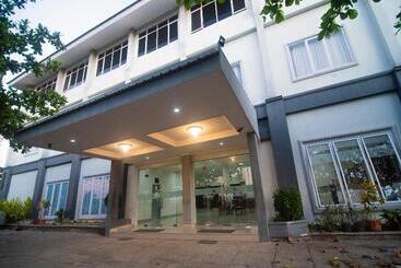 Collection O 1401 Hotel Mayanearketapang Satu Beach