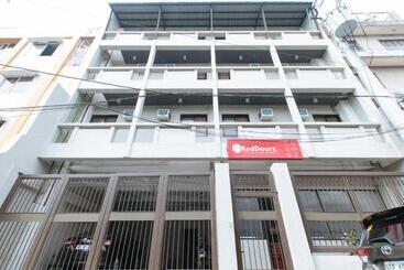 هتل Reddoorz Plus Near Osmena Highway 2