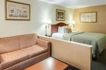 فندق Econo Lodge Inn & Suites
