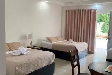 ホテル Coronado Inn