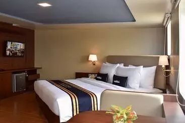 Hotel Doulos Phos The Ship