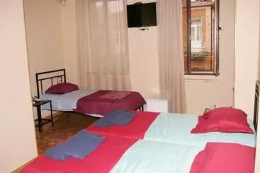 پانسیون Two Towers Guest House