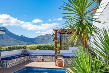 بنسيون Hout & About Guest House