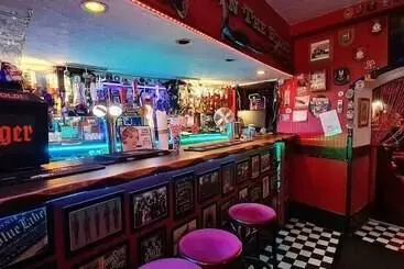 Cadillac Kustomz Hotel   Breakfast Included