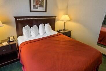 Hotel Quality Inn Near Northtown Mall & National Sports Center