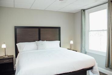 Отель Country Squire Inn And Suites