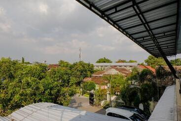 호텔 Oyo 1784 Hj. Aniek Residence