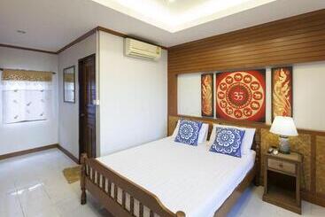 Пансион Little Home Guesthouse