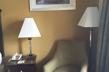 فندق Days Inn By Wyndham Charleston Historic District