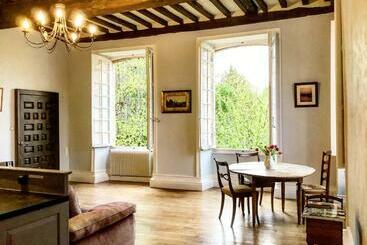 Apartamente turistice Centrally Located Sarlat Apartment With Medieval Town Views