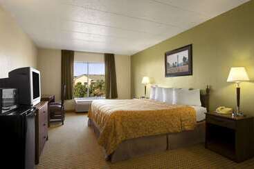 فندق Travelodge By Wyndham Lansing Il