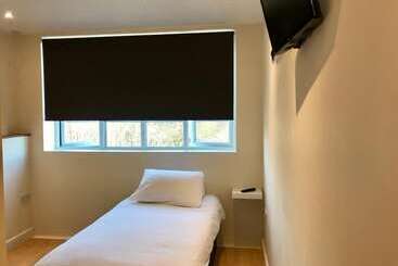 ホテル Eazzzy Rooms Corby